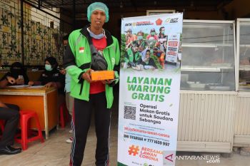 ACT Sulsel bagikan 100 paket makanan kepada pekerja informal