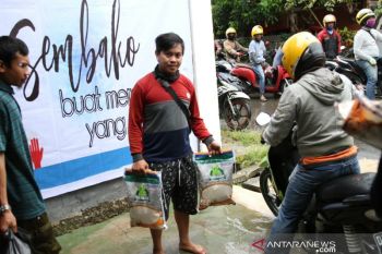 Forum Lintas Media Sultra salurkan 250 paket sembako untuk warga Kolaka