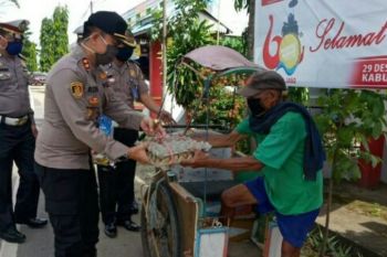Polres Polman bagikan bahan makanan pokok