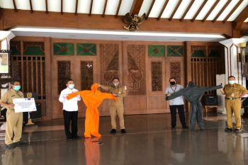 Bank Jateng Pati serahkan 1.000 unit APD