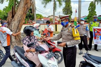 Satlantas Polres Karimun bagikan masker kepada pengendara