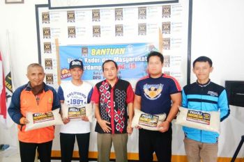 Partai PKS OKU bagikan 100 paket beras