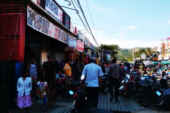 Polisi Jayapura Bubarkan Kerumunan Pembeli Telur Ayam