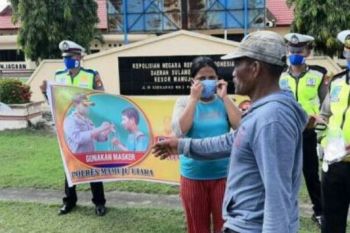Polres Mamuju Utara bagi 5.000 masker kepada warga