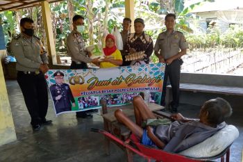 Polres Pasaman Barat peduli masyarakat kurang mampu ditengah wabah COVID-19