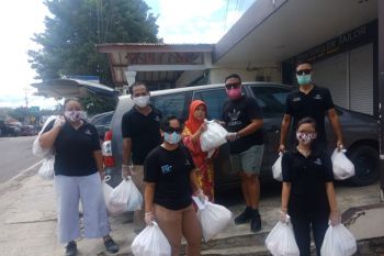 Hotel Sheraton Lampung bagikan sembako kepada warga