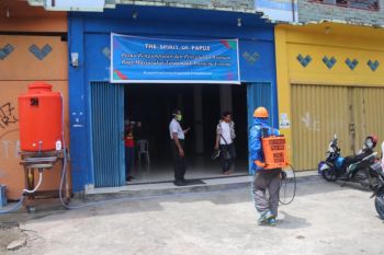 Bidokkes Polda Papua lakukan penyemprotan cairan disinfektan