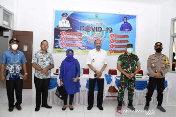 Bupati Natuna salurkan bantuan pangan, rapid test dan APD