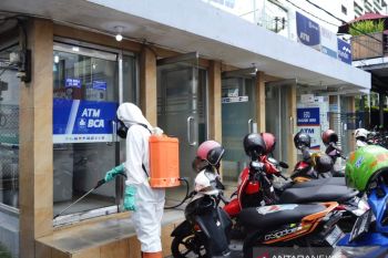 Ratusan relawan kesehatan Polda Sumsel rutin semprot fasilitas umum