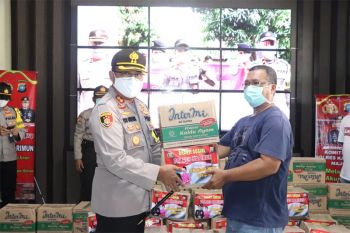 Polres Karimun bagikan sembako kepada wartawan hadapi COVID-19