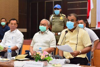 Bupati Karimun video konferensi dengan para camat bahas COVID-19