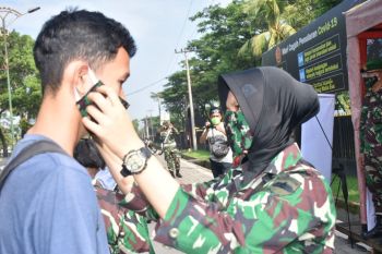 Kodam I/BB  bagi masker pada penguna jalan di Medan