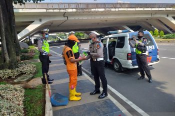 Ditlantas Polda Metro hindari keramaian saat salurkan bantuan terdampak COVID-19