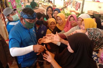 Fraksi Demokrat DPRD Provinsi Lampung bagi-bagi masker kain