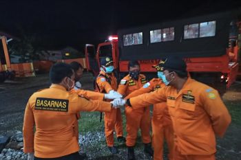 Warga Sikka hilang terseret gelombang