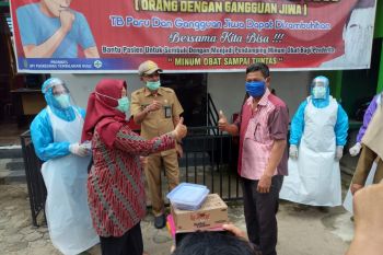 Yayasan Vioni Bersaudara Inhil serahkan masker dan hand sanitizer bagi tenaga medis