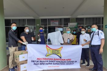 Hipmi Sumbar salurkan bantuan APD dan sembako saat pandemi COVID-19