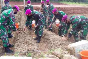 Batalyon Infanteri 9 Marinir lepaskan bibit ikan dan penamanan pohon
