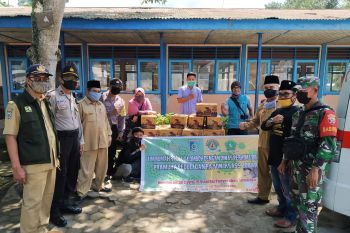 Disperkim Lombok Barat membagikan sembako kepada terdampak COVID-19