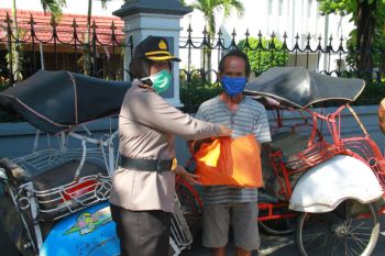 Polda DIY membagikan ribuan paket sembako bagi warga terdampak COVID-19