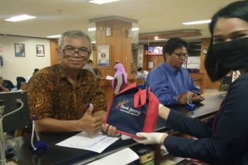 Bank Jateng Cabang Utama bagikan bingkisan ke para pensiunan