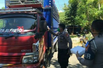 Polda Sulbar bagikan masker kepada masyarakat