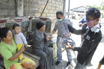 IWO Karimun edukasi soal COVID-19 sambil bagikan masker ke rumah-rumah