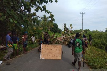 Polisi bubarkan paksa warga blokade jalan TPU di Timika