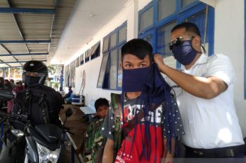 Cegah COVID-19, ASDP Baubau bagikan masker kepada pengguna jasa transportasi