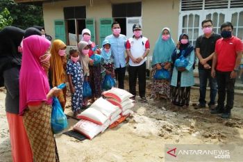 Komunitas Jurnalis Peduli Luak Limopuluah bagikan 100 paket sembako