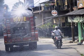 Penyemprotan Disinfektan Di Perbatasan Bekasi  dan Jakarta
