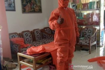 Penuhi kebutuhan rumah sakit, UMKM di Agam produksi 50 set APD per hari