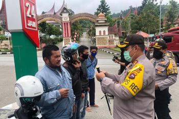 Polres Solok Arosuka salurkan bantuan makanan untuk tukang ojek dan masker untuk warga