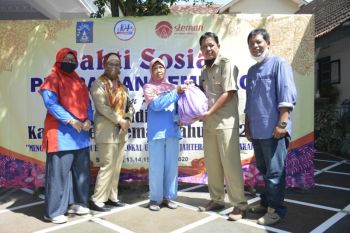 Pemkab Sleman membagikan sembako gratis di tengah pandemi COVID-19