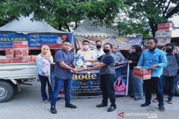 Relawan milenial beri bantuan sembako bagi masyarakat terdampak COVID-19 di Kendari