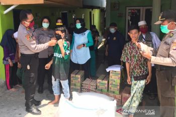 Perwira Polda Sulteng bantu panti asuhan di Palu