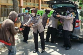 Polres Majene bagikan kebutuhan pokok  kepada masyarakat terdampak COVID-19