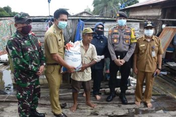Kunjungi Muara Inu, Nadalsyah serahkan bantuan secara simbolis