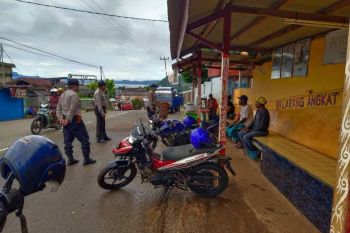 Polsek Jayapura Utara patroli kamtibmas imbau warga waspadai virus corona