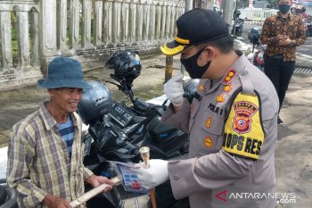 Polisi rutin bubarkan kerumunan karena masih banyak warga tidak mengindahkan