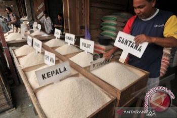 Bulog Sulteng tunggu jadwal kapal angkut  beras dari Jatim