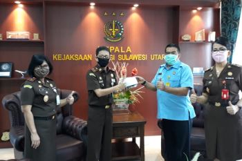 Kajati Sulut bagikan masker cegah COVID-19