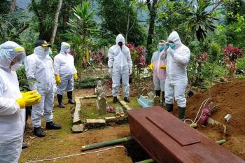 Kapolres Wonosobo ikut makamkan jenazah korban COVID-19