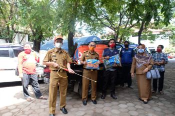 PMI Sulsel serahkan bantuan penanganan COVID-19 di Kabupaten Gowa