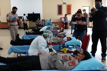 Polda Sulawesi Tenggara pasok darah di instalasi PMI