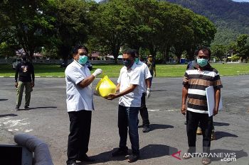 Pemkab Sangihe serahkan bantuan Sembako 173 sopir angkot