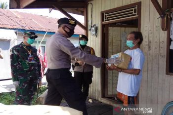 Polres bersama Kodim 1012 Buntok bagikan 500 paket sembako kepada warga kurang mampu