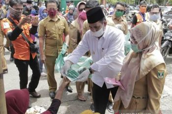 Pemkot bagikan 2.500 masker kepada pengunjung dan pedagang Pasar Raya Solok