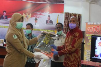 Wali Kota Jayapura serahkan bantuan APD untuk 13 puskesmas