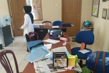 Gerombolan kera terobos masuk Kantor Lurah di Payakumbuh, arsip diacak-acak seluruh komputer dijungkir balikkan